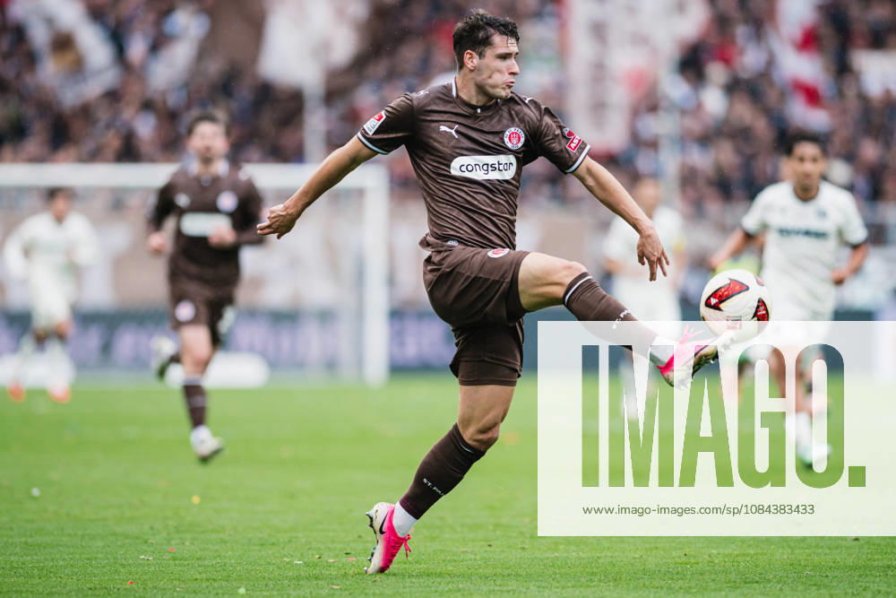 2. Bundesliga: FC St. Pauli vs. Karlsruher SC, 11.10.2026 Arkadiusz Pyrka (FC St. Pauli, 11); Fußball, 2. Bundesliga, 7. Spieltag: FC St. Pauli vs. Karlsruher SC am 11.10.2026 im Millerntor-Stadion, Hamburg DFL REGULATIONS PROHIBIT ANY USE OF PHOTOGRAPHS AS IMAGE SEQUENCES AND OR QUASI-VIDEO.