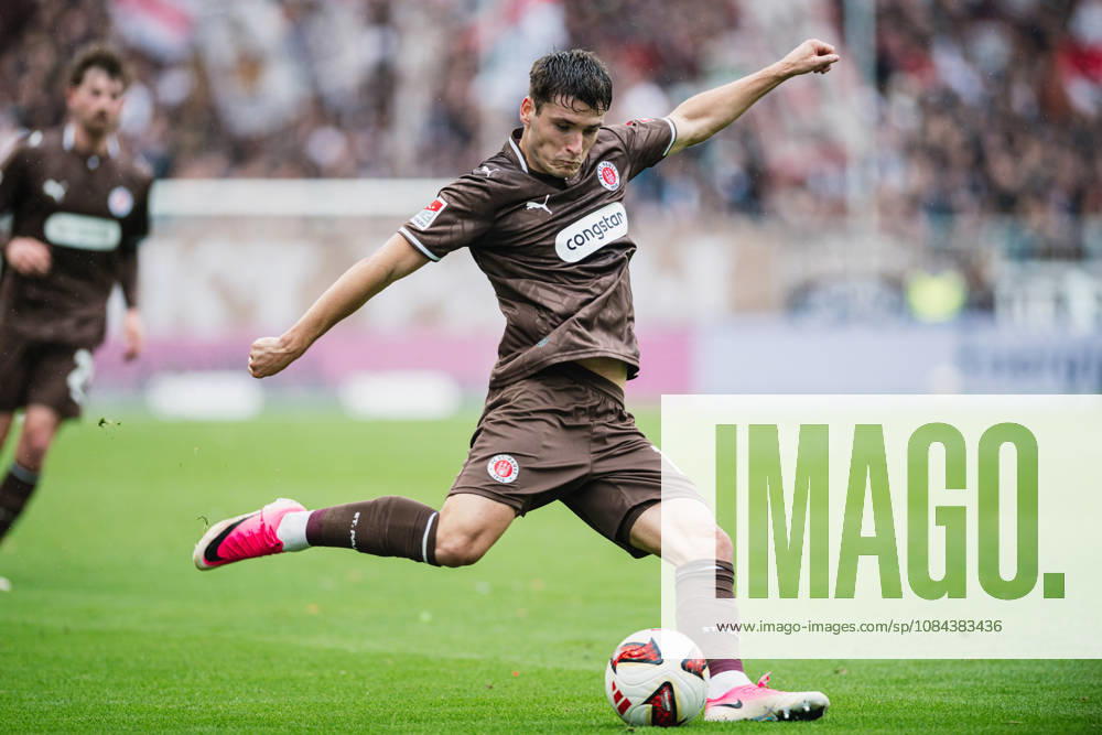 2. Bundesliga: FC St. Pauli vs. Karlsruher SC, 11.10.2026 Arkadiusz Pyrka (FC St. Pauli, 11) am Ball; Fußball, 2. Bundesliga, 7. Spieltag: FC St. Pauli vs. Karlsruher SC am 11.10.2026 im Millerntor-Stadion, Hamburg DFL REGULATIONS PROHIBIT ANY USE OF PHOTOGRAPHS AS IMAGE SEQUENCES AND OR QUASI-VIDEO.