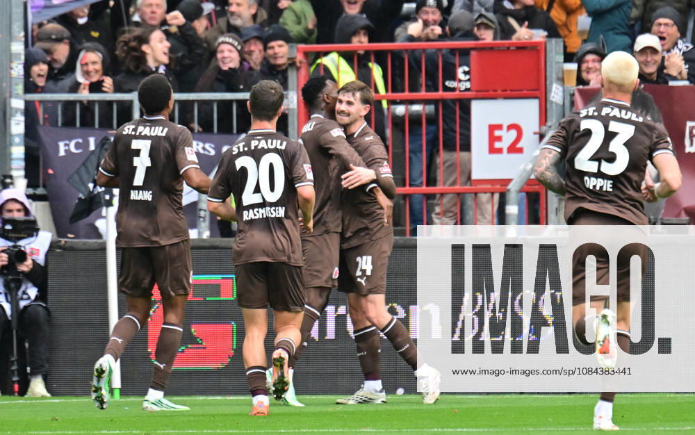 GER Fußball, Männer, 2.BL, Spieltag 5, Saison 2026 2027, Hamburg, FC St. Pauli vs Karlsruher SC Abdoulie Ceesay (Pauli 09) schiesst das Tor zum 1-0 für Pauli und jubelt mit der Mannschaft DFB DFL regulations prohibit any use of photographs as image sequences and or quasi-video) Hamburg Millerntorstadion Hamburg Deutschland