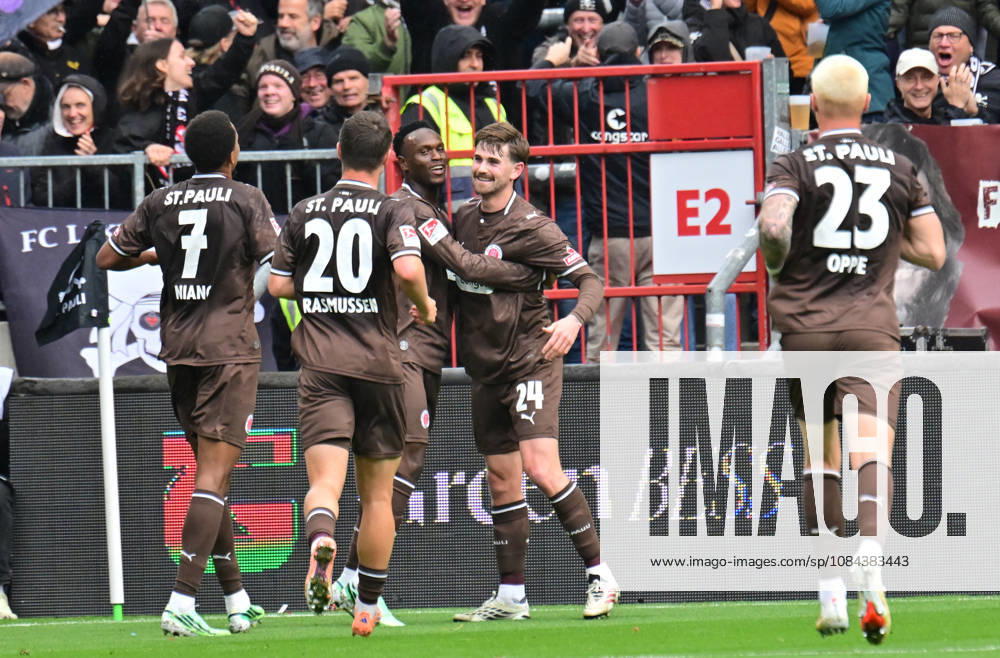 GER Fußball, Männer, 2.BL, Spieltag 5, Saison 2026 2027, Hamburg, FC St. Pauli vs Karlsruher SC Abdoulie Ceesay (Pauli 09) schiesst das Tor zum 1-0 für Pauli und jubelt mit der Mannschaft DFB DFL regulations prohibit any use of photographs as image sequences and or quasi-video) Hamburg Millerntorstadion Hamburg Deutschland