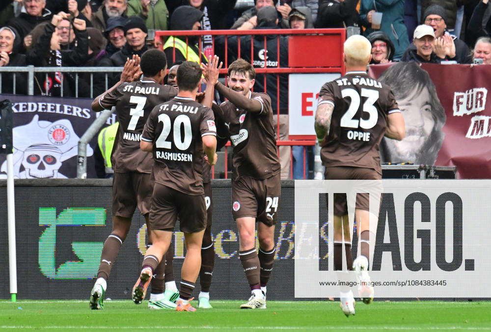 GER Fußball, Männer, 2.BL, Spieltag 5, Saison 2026 2027, Hamburg, FC St. Pauli vs Karlsruher SC Abdoulie Ceesay (Pauli 09) schiesst das Tor zum 1-0 für Pauli und jubelt mit der Mannschaft DFB DFL regulations prohibit any use of photographs as image sequences and or quasi-video) Hamburg Millerntorstadion Hamburg Deutschland