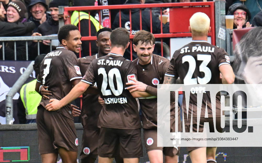 GER Fußball, Männer, 2.BL, Spieltag 5, Saison 2026 2027, Hamburg, FC St. Pauli vs Karlsruher SC Abdoulie Ceesay (Pauli 09) schiesst das Tor zum 1-0 für Pauli und jubelt mit der Mannschaft DFB DFL regulations prohibit any use of photographs as image sequences and or quasi-video) Hamburg Millerntorstadion Hamburg Deutschland