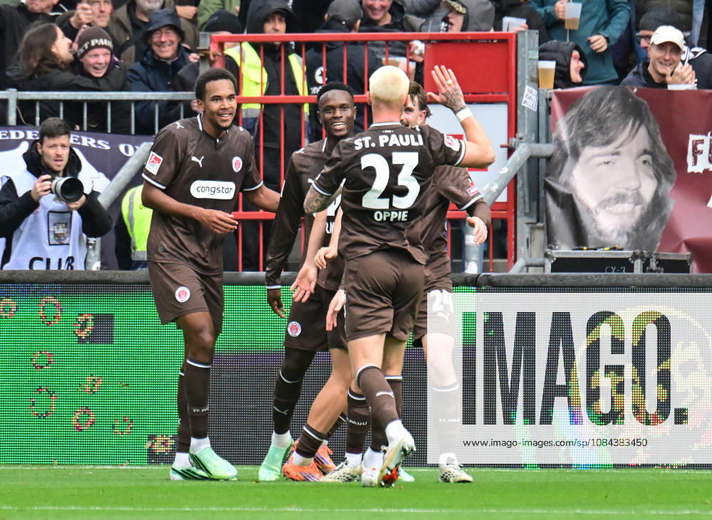 GER Fußball, Männer, 2.BL, Spieltag 5, Saison 2026 2027, Hamburg, FC St. Pauli vs Karlsruher SC Abdoulie Ceesay (Pauli 09) schiesst das Tor zum 1-0 für Pauli und jubelt mit der Mannschaft DFB DFL regulations prohibit any use of photographs as image sequences and or quasi-video) Hamburg Millerntorstadion Hamburg Deutschland