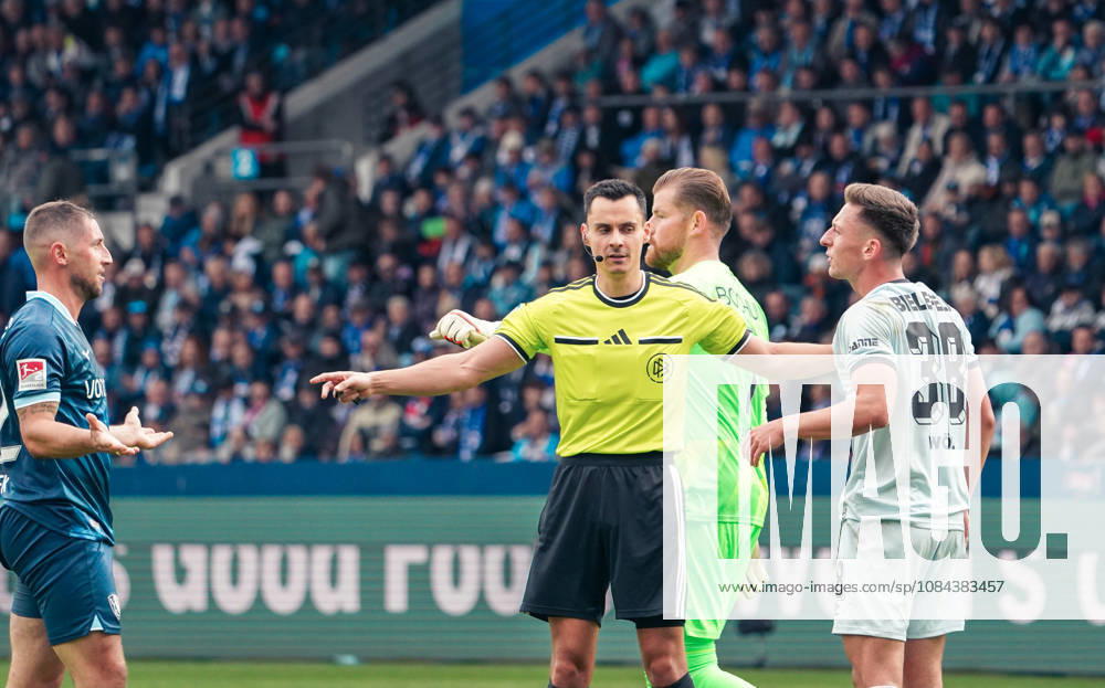Deutschland: Fussball 2.Bundesliga 2026 2027, 7. Spieltag - VfL Bochum vs Arminia Bielefeld - Vonovia Ruhrstadion (Bochum): Schiedsrichter Konrad Oldhafer Maximilian Wittek (VfL Bochum, 32) Marius Wörl Marius Woerl (Arminia Bielefeld, 38)