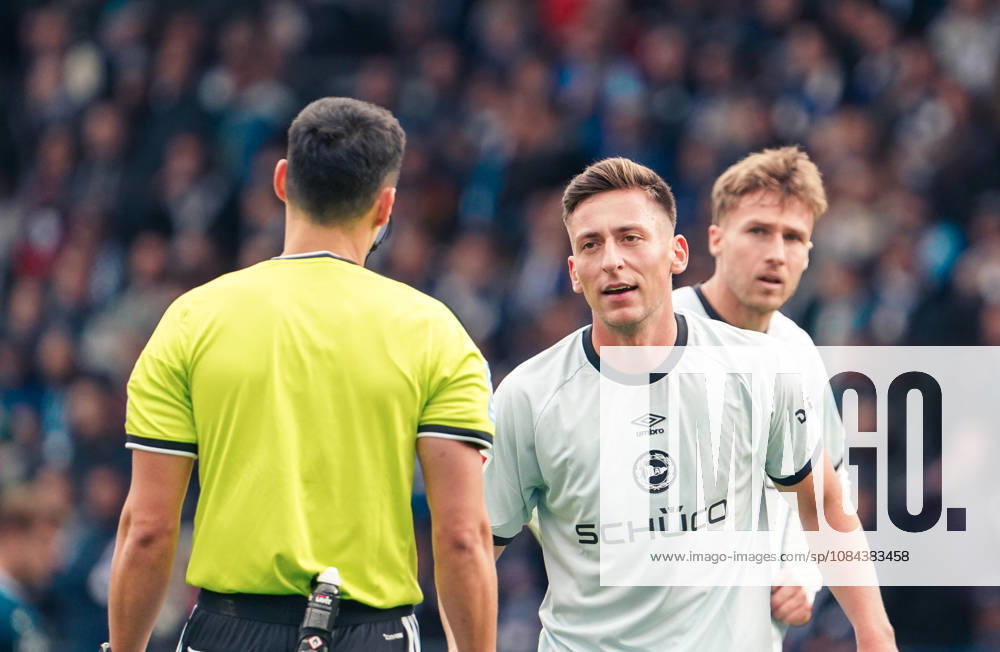 Deutschland: Fussball 2.Bundesliga 2026 2027, 7. Spieltag - VfL Bochum vs Arminia Bielefeld - Vonovia Ruhrstadion (Bochum): Schiedsrichter Konrad Oldhafer Diskussion mit dem Schiedsrichter Marius Wörl Marius Woerl (Arminia Bielefeld, 38)