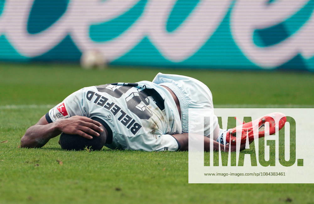 Deutschland: Fussball 2.Bundesliga 2026 2027, 7. Spieltag - VfL Bochum vs Arminia Bielefeld - Vonovia Ruhrstadion (Bochum): Verletzung des Spielers Isaiah Young (Arminia Bielefeld, 30)