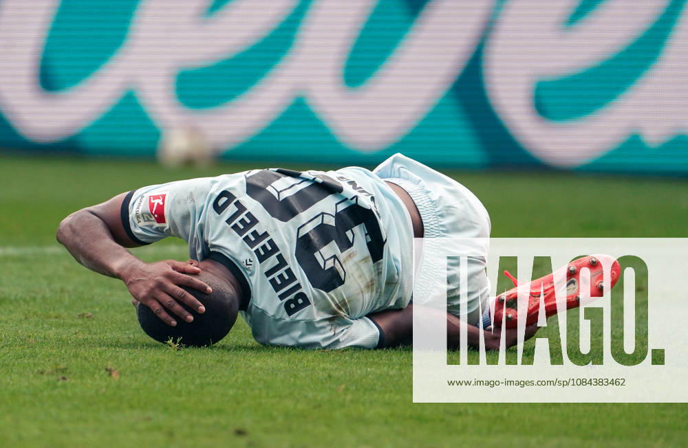 Deutschland: Fussball 2.Bundesliga 2026 2027, 7. Spieltag - VfL Bochum vs Arminia Bielefeld - Vonovia Ruhrstadion (Bochum): Verletzung des Spielers Isaiah Young (Arminia Bielefeld, 30)