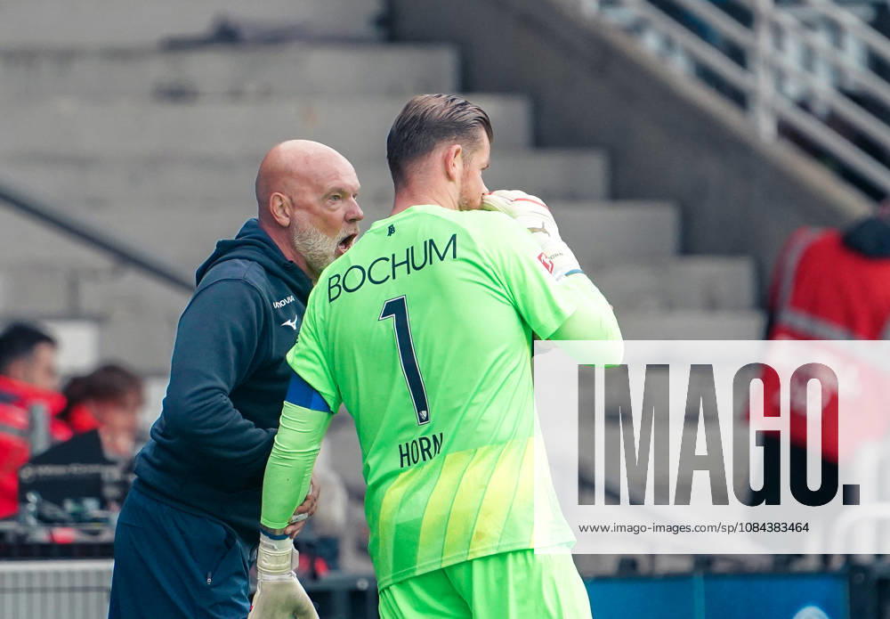 Deutschland: Fussball 2.Bundesliga 2026 2027, 7. Spieltag - VfL Bochum vs Arminia Bielefeld - Vonovia Ruhrstadion (Bochum): Anweisungen des Trainers Uwe Rösler Uwe Roesler (Trainer VfL Bochum) Timo Horn (VfL Bochum, 1)