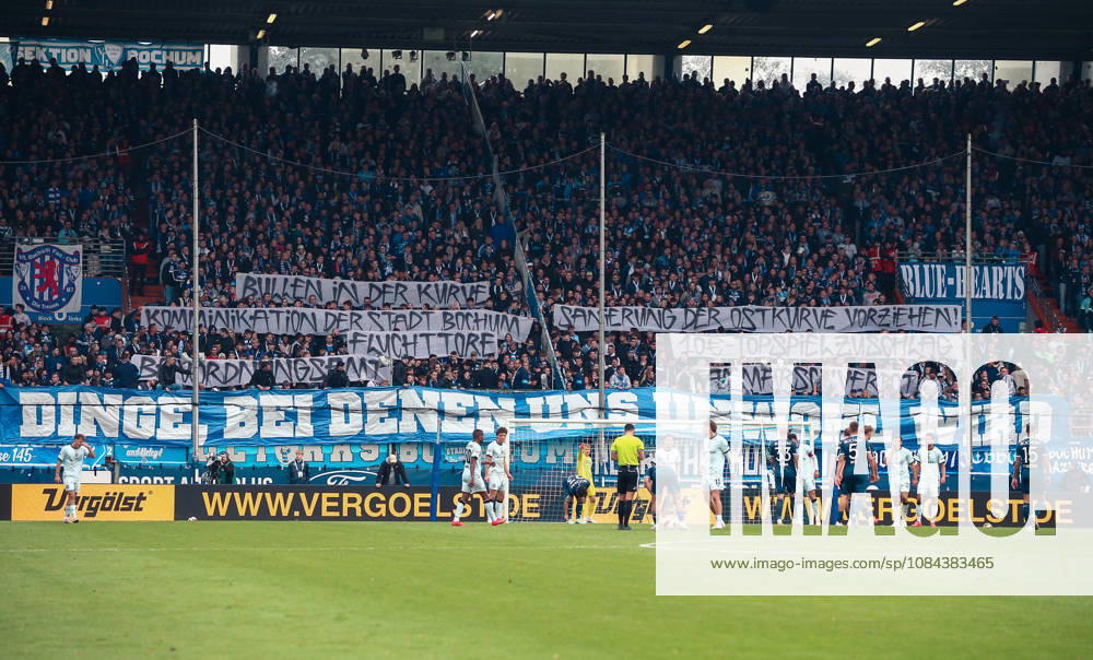 Deutschland: Fussball 2.Bundesliga 2026 2027, 7. Spieltag - VfL Bochum vs Arminia Bielefeld - Vonovia Ruhrstadion (Bochum): Fanprotest auf der Ostkurve: Anhänger des VfL Bochum fordern mit Transparenten eine frühere Sanierung der Tribüne und kritisieren unter anderem die Kommunikation der Stadt Bochum, die Polizeipräsenz im Fanblock sowie den Topspielzuschlag von zehn Euro. Bochum Vonovia Ruhrstadion Deutschland