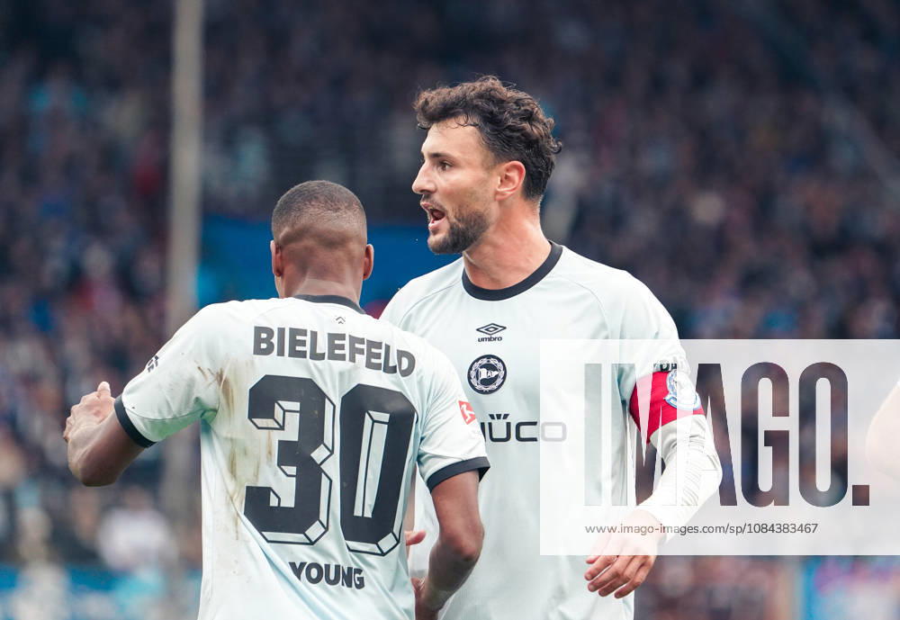 Deutschland: Fussball 2.Bundesliga 2026 2027, 7. Spieltag - VfL Bochum vs Arminia Bielefeld - Vonovia Ruhrstadion (Bochum): Geste, Gestik, Emotion Isaiah Young (Arminia Bielefeld, 30) Maximilian Bauer (Arminia Bielefeld, 5)