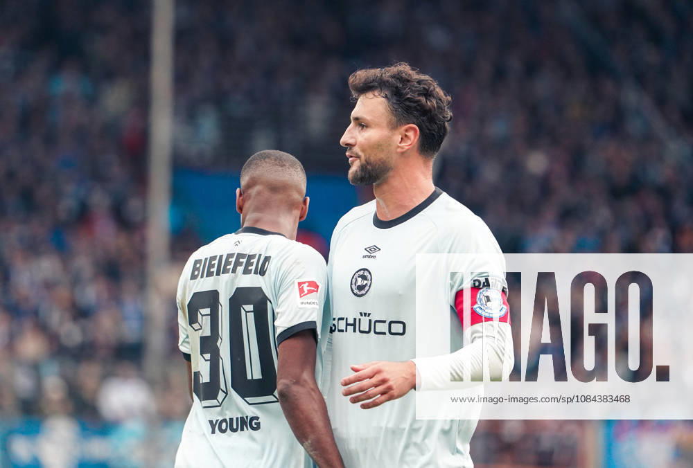 Deutschland: Fussball 2.Bundesliga 2026 2027, 7. Spieltag - VfL Bochum vs Arminia Bielefeld - Vonovia Ruhrstadion (Bochum): Geste, Gestik, Emotion Isaiah Young (Arminia Bielefeld, 30) Maximilian Bauer (Arminia Bielefeld, 5)
