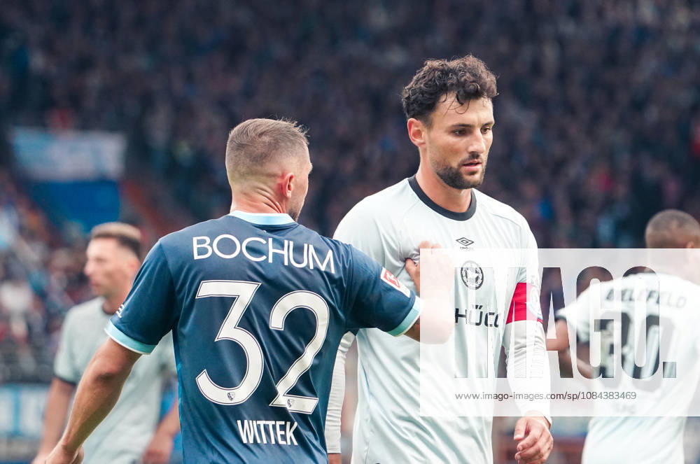 Deutschland: Fussball 2.Bundesliga 2026 2027, 7. Spieltag - VfL Bochum vs Arminia Bielefeld - Vonovia Ruhrstadion (Bochum): Geste, Gestik, Emotion Maximilian Wittek (VfL Bochum, 32) Maximilian Bauer (Arminia Bielefeld, 5)