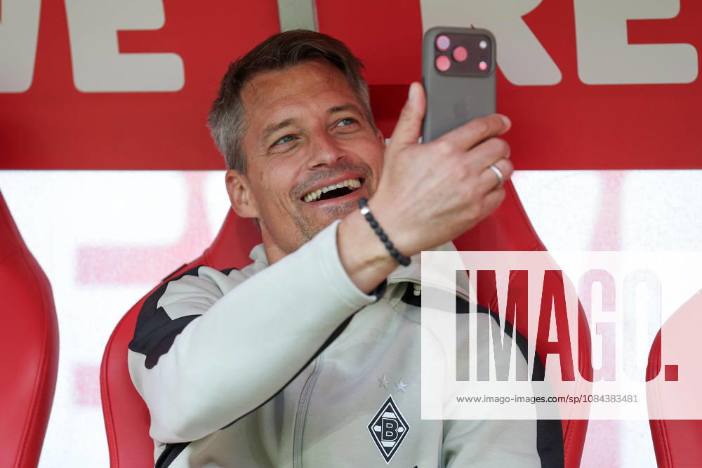 1. Bundesliga - 26 27 - 1. FC Köln - Borussia Mönchengladbach am 11.10.2026 im RheinEnergieSTADION in Köln Trainer Alexander Blessin (Moenchengladbach)
