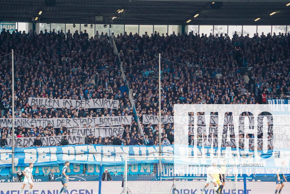 Deutschland: Fussball 2.Bundesliga 2026 2027, 7. Spieltag - VfL Bochum vs Arminia Bielefeld - Vonovia Ruhrstadion (Bochum): Fanprotest auf der Ostkurve: Anhänger des VfL Bochum fordern mit Transparenten eine frühere Sanierung der Tribüne und kritisieren unter anderem die Kommunikation der Stadt Bochum, die Polizeipräsenz im Fanblock sowie den Topspielzuschlag von zehn Euro. Bochum Vonovia Ruhrstadion Deutschland
