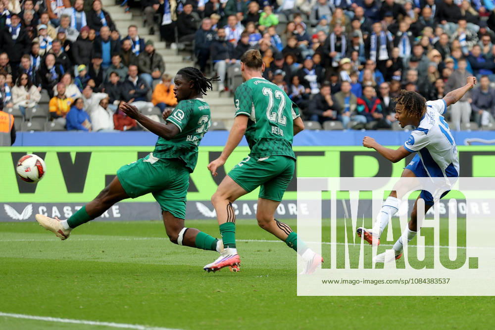 Fussball 2.Bundesliga, Hertha BSC Berlin - SpVgg Greuther Fuerth v.l. Hendry Blank (Greuther Fürth Fuerth) Jannis Heuer (Greuther Fürth Fuerth) Oluwaseun Adewumi (Hertha BSC Berlin) Zweikampf, Aktion, action, battle for the ball Berlin