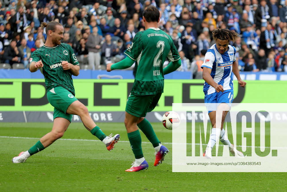Fussball 2.Bundesliga, Hertha BSC Berlin - SpVgg Greuther Fuerth v.l. Jannis Heuer (Greuther Fürth Fuerth) Lukas Reich (Greuther Fürth Fuerth) Oluwaseun Adewumi (Hertha BSC Berlin) Zweikampf, Aktion, action, battle for the ball Berlin