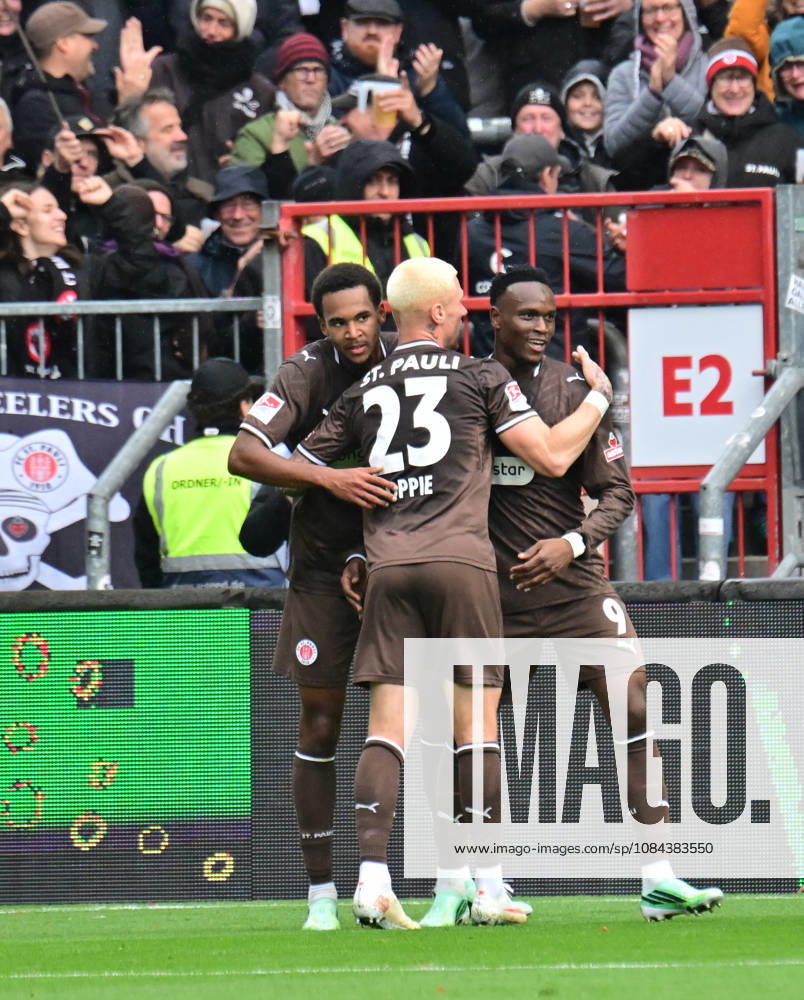 GER Fußball, Männer, 2.BL, Spieltag 5, Saison 2026 2027, Hamburg, FC St. Pauli vs Karlsruher SC Abdoulie Ceesay (Pauli 09) schiesst das Tor zum 1-0 für Pauli und jubelt mit der Mannschaft DFB DFL regulations prohibit any use of photographs as image sequences and or quasi-video) Hamburg Millerntorstadion Hamburg Deutschland
