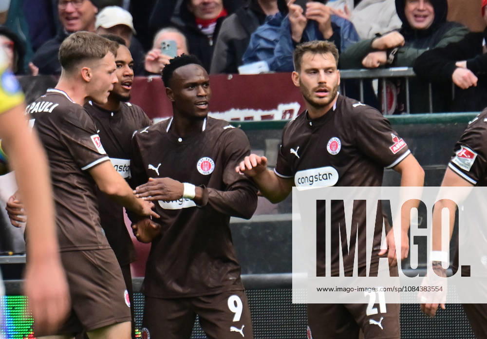 GER Fußball, Männer, 2.BL, Spieltag 5, Saison 2026 2027, Hamburg, FC St. Pauli vs Karlsruher SC Abdoulie Ceesay (Pauli 09) schiesst das Tor zum 1-0 für Pauli und jubelt mit der Mannschaft DFB DFL regulations prohibit any use of photographs as image sequences and or quasi-video) Hamburg Millerntorstadion Hamburg Deutschland
