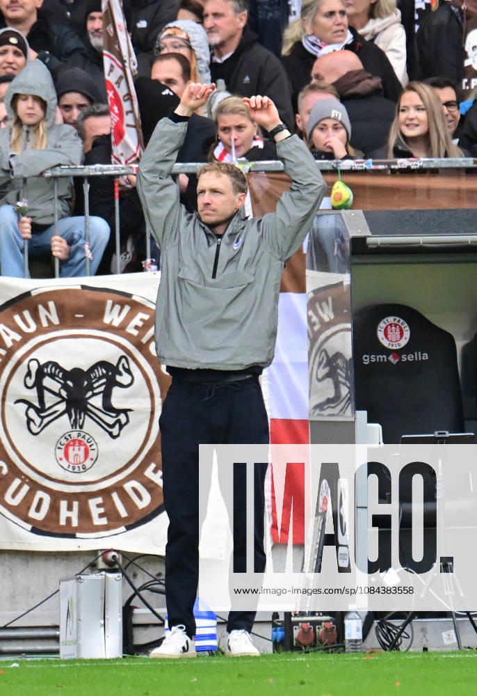 GER Fußball, Männer, 2.BL, Spieltag 5, Saison 2026 2027, Hamburg, FC St. Pauli vs Karlsruher SC Trainer Maximilian Senft (Karlsruhe) DFB DFL regulations prohibit any use of photographs as image sequences and or quasi-video) Hamburg Millerntorstadion Hamburg Deutschland