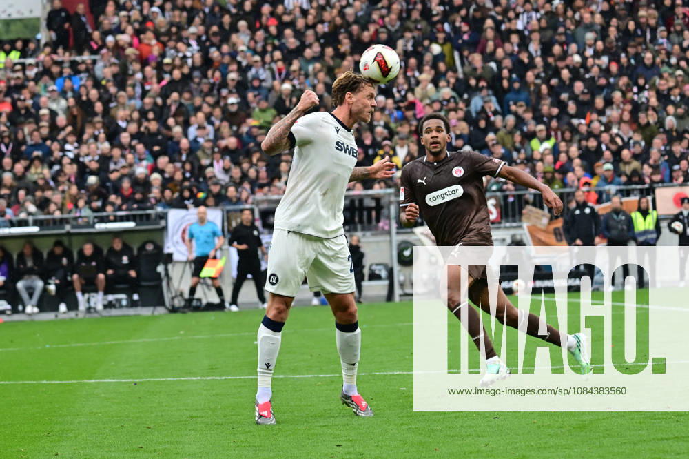 GER Fußball, Männer, 2.BL, Spieltag 5, Saison 2026 2027, Hamburg, FC St. Pauli vs Karlsruher SC Marcel Franke (Karlsruhe 28) versucht sich gegen Youssoupha Niang (Pauli 07) durchzusetzen DFB DFL regulations prohibit any use of photographs as image sequences and or quasi-video) Hamburg Millerntorstadion Hamburg Deutschland