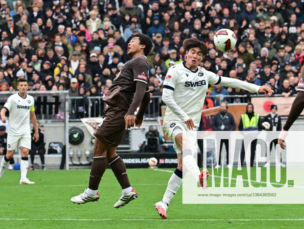 GER Fußball, Männer, 2.BL, Spieltag 5, Saison 2026 2027, Hamburg, FC St. Pauli vs Karlsruher SC Joel Chima Fujita (Pauli 16) versucht sich gegen Shio Fukuda (Karlsruhe 13) durchzusetzen DFB DFL regulations prohibit any use of photographs as image sequences and or quasi-video) Hamburg Millerntorstadion Hamburg Deutschland