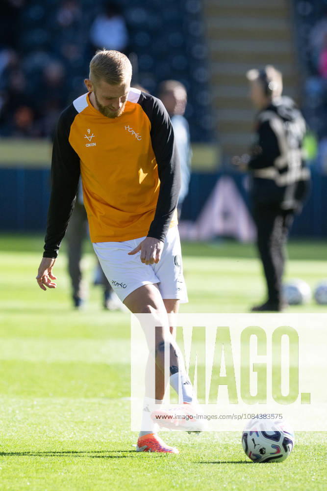 Hull City v Everton Premier League Oliver McBurnie of Hull City warms up ahead of during the Premier League match between Hull City and Everton at the MKM Stadium, Hull. 11 10 2026 UK Newspapers OUT