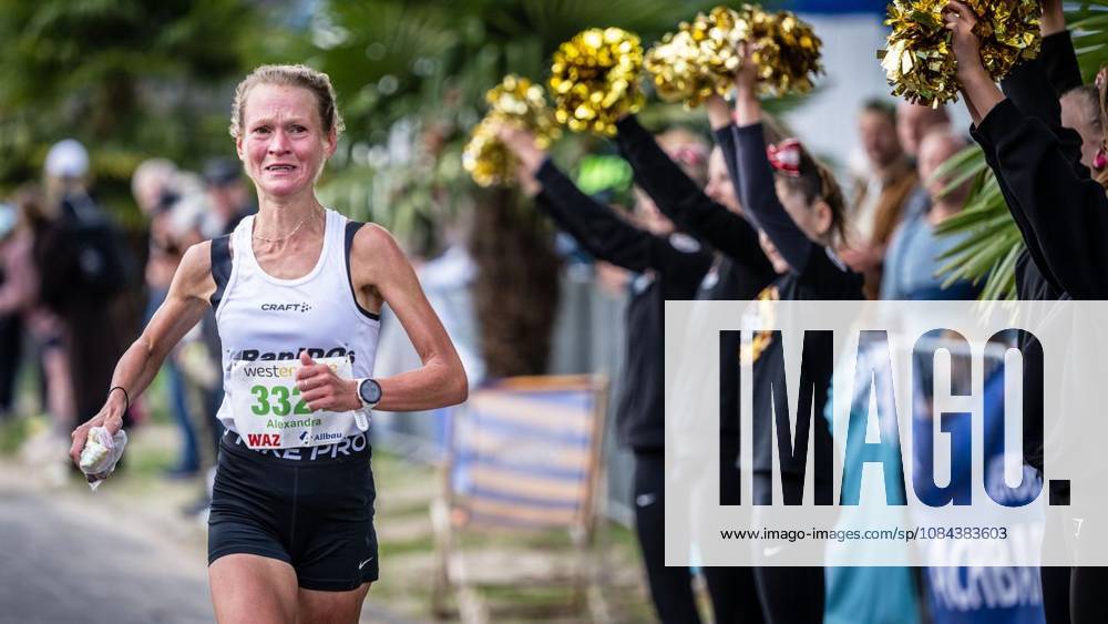 Alexandra Krämer aus Dortmund läuft am Sonntag, 11.10.2026, beim Marathon rund um den Baldeneysee in Essen als schnellste Frau nach 2:47:04Stunden über die Ziellinie. Deutschland NRW Essen