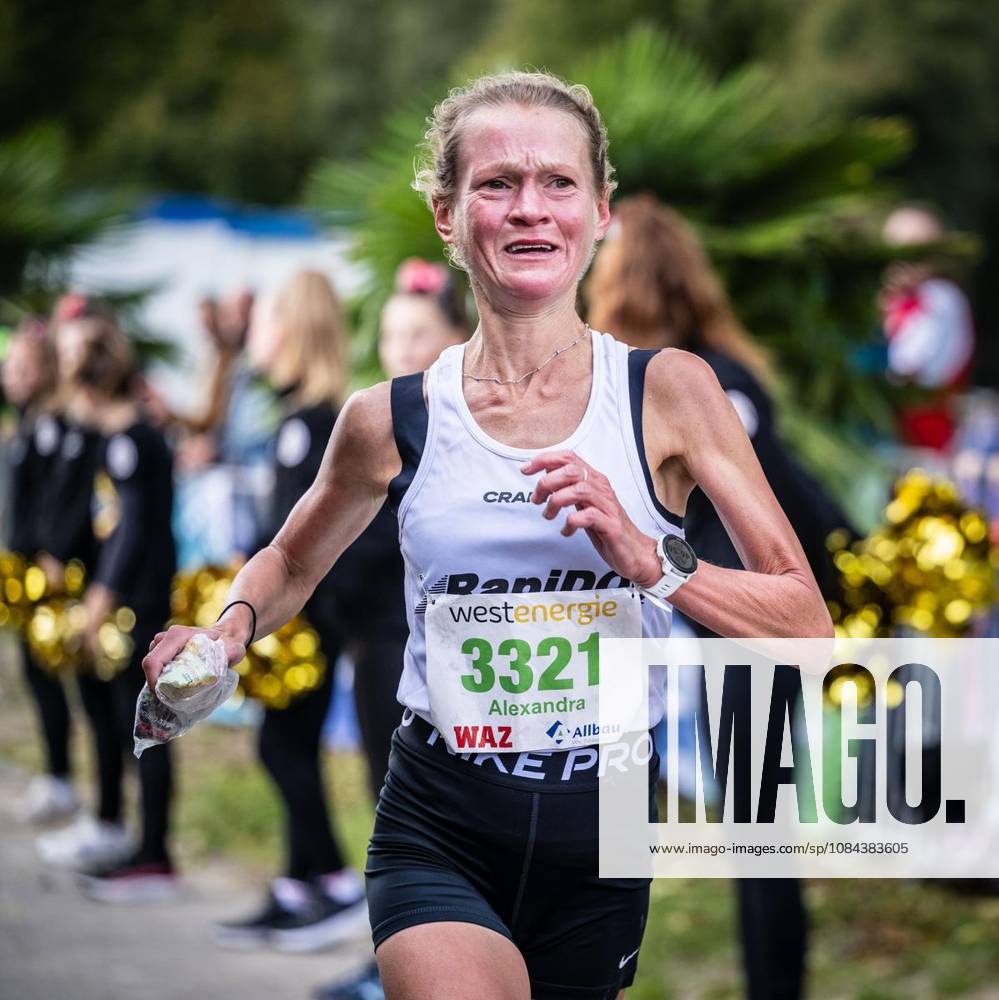 Alexandra Krämer aus Dortmund läuft am Sonntag, 11.10.2026, beim Marathon rund um den Baldeneysee in Essen als schnellste Frau nach 2:47:04Stunden über die Ziellinie. Deutschland NRW Essen