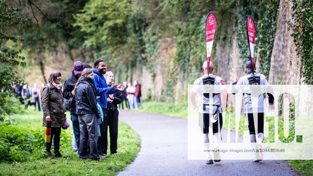 Rund 1200 Läufer begeben sich am Sonntagmorgen, 11.10.2026, beim Marathon am Baldeneysee auf eine doppelte Runde um den See. Deutschland NRW Essen