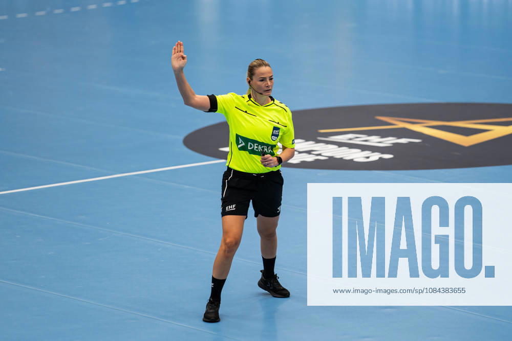 HSG Blomberg-Lippe (GER) vs. Odense Handbold (DEN), Handball, EHF Champions League Women, Gruppenphase, 11.10.2026, Saision 2026 2027, Lemgo Andrea Alejandra Pepe (Referee) zeigt Zeitspiel an Lemgo Phoenix Contact Arena Deutschland