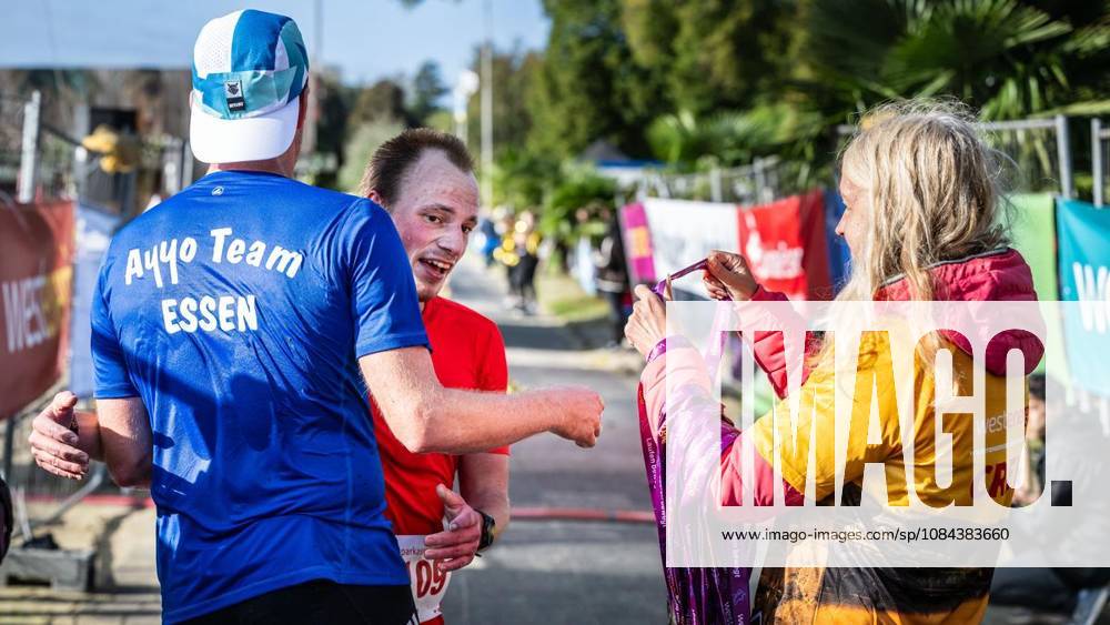 Rund 1800 Läufer begeben sich am Sonntagmorgen, 11.10.2026, im Rahmenprogramm des Mararthons am Baldeneysee auf eine gut 18 Kilometer lange Seerunde. Deutschland NRW Essen