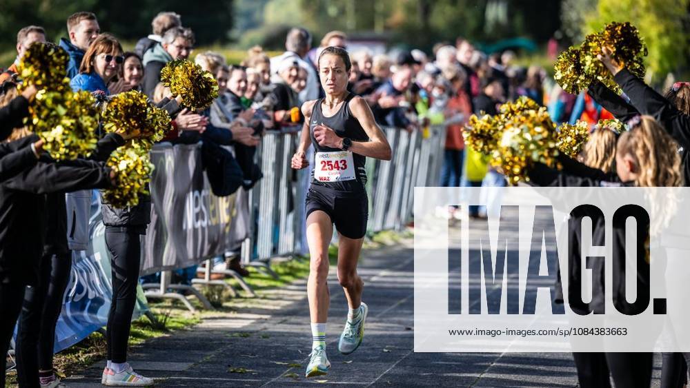 Rund 1800 Läufer begeben sich am Sonntagmorgen, 11.10.2026, im Rahmenprogramm des Mararthons am Baldeneysee auf eine gut 18 Kilometer lange Seerunde. Deutschland NRW Essen