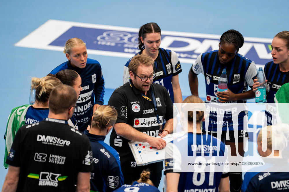 HSG Blomberg-Lippe (GER) vs. Odense Handbold (DEN), Handball, EHF Champions League Women, Gruppenphase, 11.10.2026, Saision 2026 2027, Lemgo Steffen Birkner (HSG Blomberg-Lippe, Trainer) waehrend einer Auszeit Lemgo Phoenix Contact Arena Deutschland