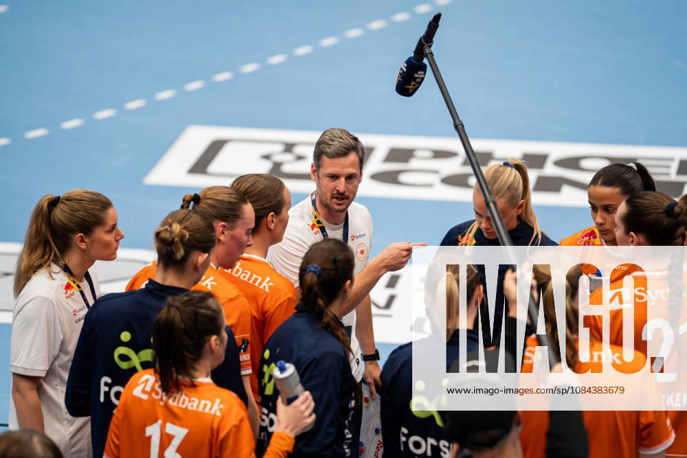 HSG Blomberg-Lippe (GER) vs. Odense Handbold (DEN), Handball, EHF Champions League Women, Gruppenphase, 11.10.2026, Saision 2026 2027, Lemgo Mark Strandgaard Marcher (Odense Handbold, Trainer) waehrend einer Auszeit Lemgo Phoenix Contact Arena Deutschland