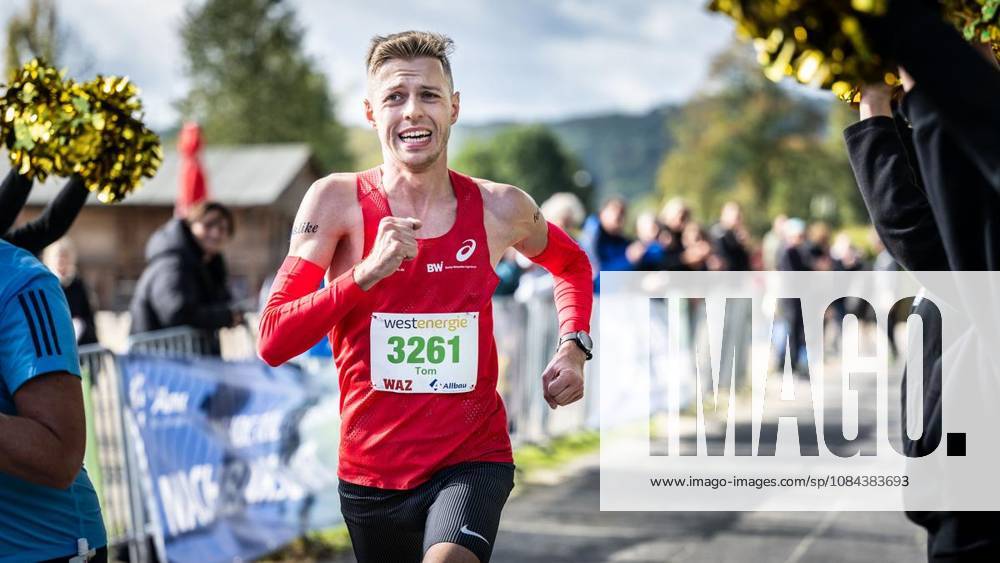 Tom Förster aus Sachsen läuft am Sonntag, 11.10.2026, beim Marathon rund um den Baldeneysee in Essen als Ester nach 2:20 Stunden über die Ziellinie. Deutschland NRW Essen
