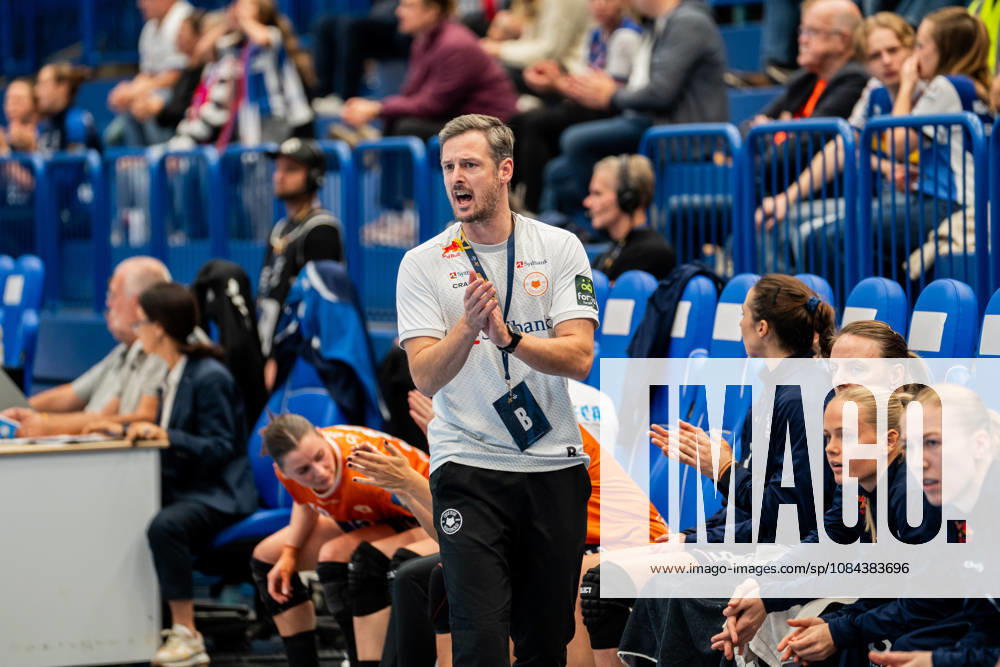 HSG Blomberg-Lippe (GER) vs. Odense Handbold (DEN), Handball, EHF Champions League Women, Gruppenphase, 11.10.2026, Saision 2026 2027, Lemgo Mark Strandgaard Marcher (Odense Handbold, Trainer) gestikuliert Lemgo Phoenix Contact Arena Deutschland