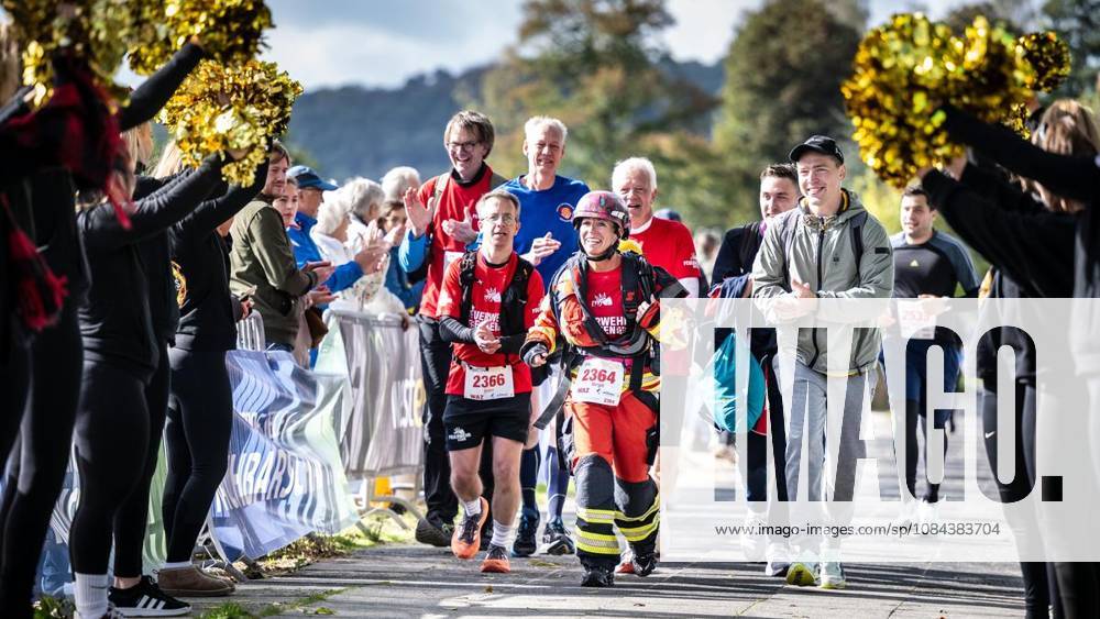 Birgit Kill, Oberbrandmeisterin der Feuerwehr Essen, läuft am Sonntag, 11.10.2026, beim Marathon rund um den Baldeneysee in Essen die Seerunde über gut 18 Kilometer in voller Montur incl. Helm und Sauerstoffflasche auf dem Rüclen. Deutschland NRW Essen