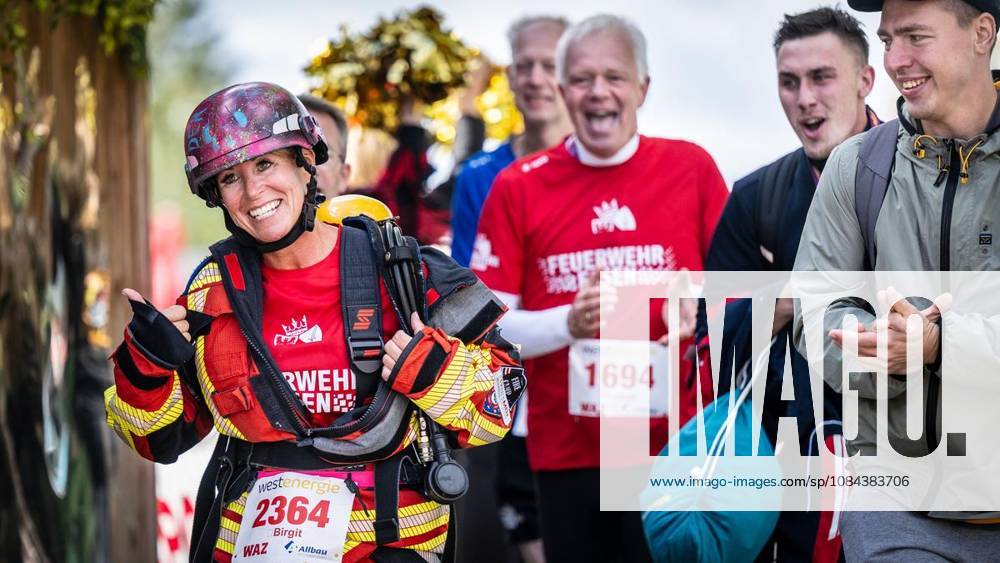 Birgit Kill, Oberbrandmeisterin der Feuerwehr Essen, läuft am Sonntag, 11.10.2026, beim Marathon rund um den Baldeneysee in Essen die Seerunde über gut 18 Kilometer in voller Montur incl. Helm und Sauerstoffflasche auf dem Rüclen. Deutschland NRW Essen