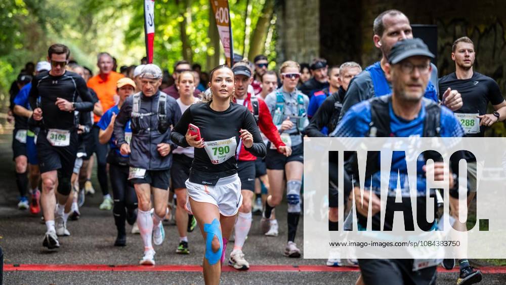 Rund 1200 Läufer begeben sich am Sonntagmorgen, 11.10.2026, beim Marathon am Baldeneysee auf eine doppelte Runde um den See. Deutschland NRW Essen