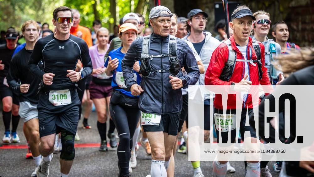 Rund 1200 Läufer begeben sich am Sonntagmorgen, 11.10.2026, beim Marathon am Baldeneysee auf eine doppelte Runde um den See. Deutschland NRW Essen