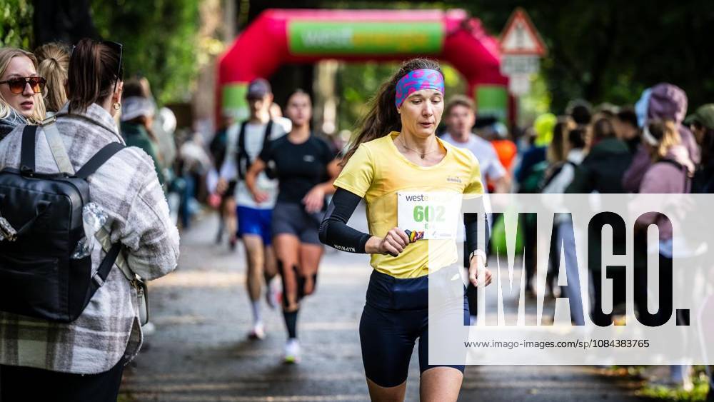 Rund 1200 Läufer begeben sich am Sonntagmorgen, 11.10.2026, beim Marathon am Baldeneysee auf eine doppelte Runde um den See. Deutschland NRW Essen