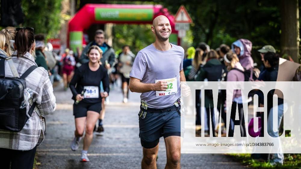 Rund 1200 Läufer begeben sich am Sonntagmorgen, 11.10.2026, beim Marathon am Baldeneysee auf eine doppelte Runde um den See. Deutschland NRW Essen