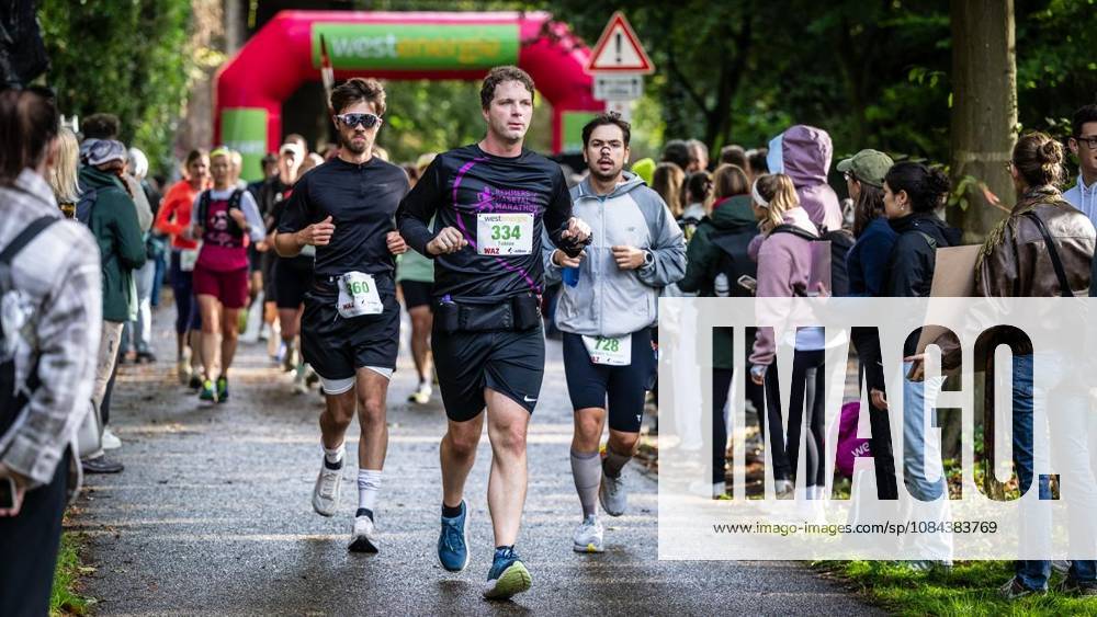 Rund 1200 Läufer begeben sich am Sonntagmorgen, 11.10.2026, beim Marathon am Baldeneysee auf eine doppelte Runde um den See. Deutschland NRW Essen