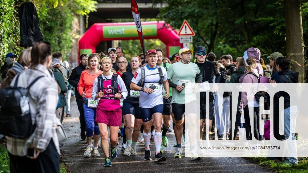 Rund 1200 Läufer begeben sich am Sonntagmorgen, 11.10.2026, beim Marathon am Baldeneysee auf eine doppelte Runde um den See. Deutschland NRW Essen