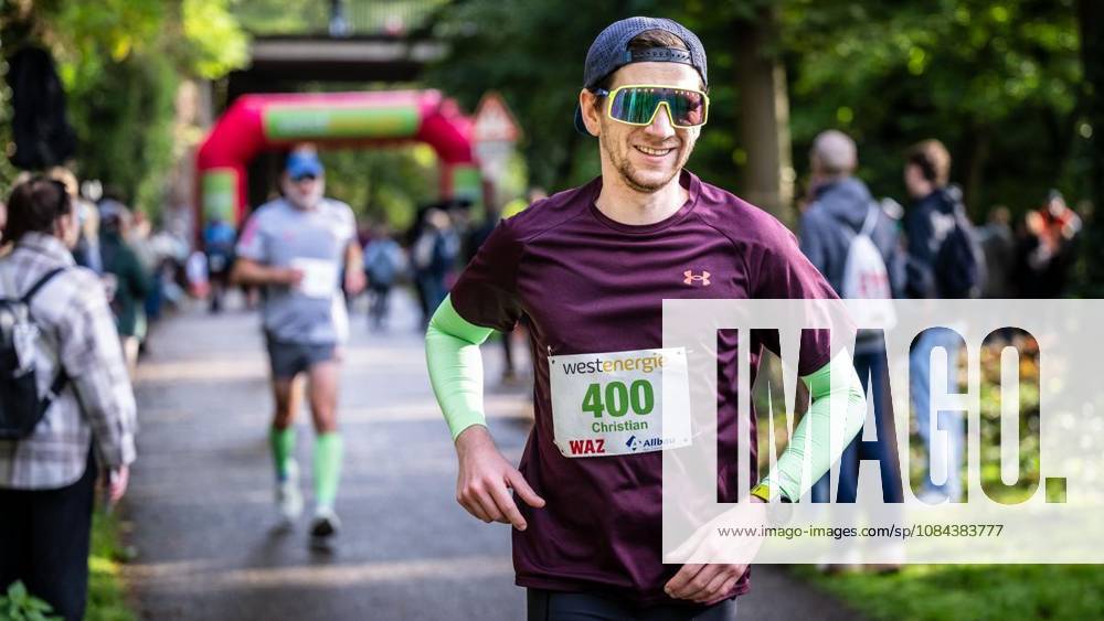 Rund 1200 Läufer begeben sich am Sonntagmorgen, 11.10.2026, beim Marathon am Baldeneysee auf eine doppelte Runde um den See. Deutschland NRW Essen