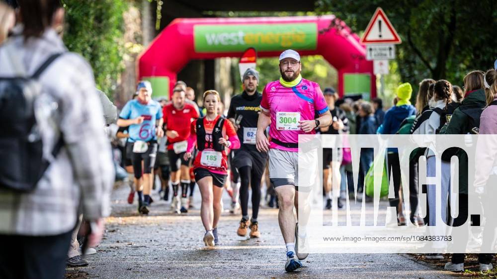 Rund 1200 Läufer begeben sich am Sonntagmorgen, 11.10.2026, beim Marathon am Baldeneysee auf eine doppelte Runde um den See. Deutschland NRW Essen