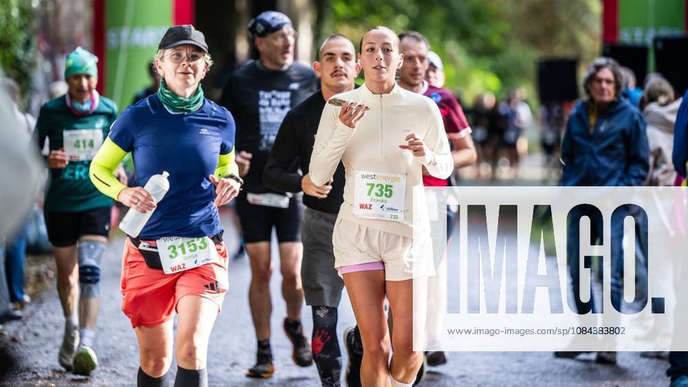 Rund 1200 Läufer begeben sich am Sonntagmorgen, 11.10.2026, beim Marathon am Baldeneysee auf eine doppelte Runde um den See. Deutschland NRW Essen