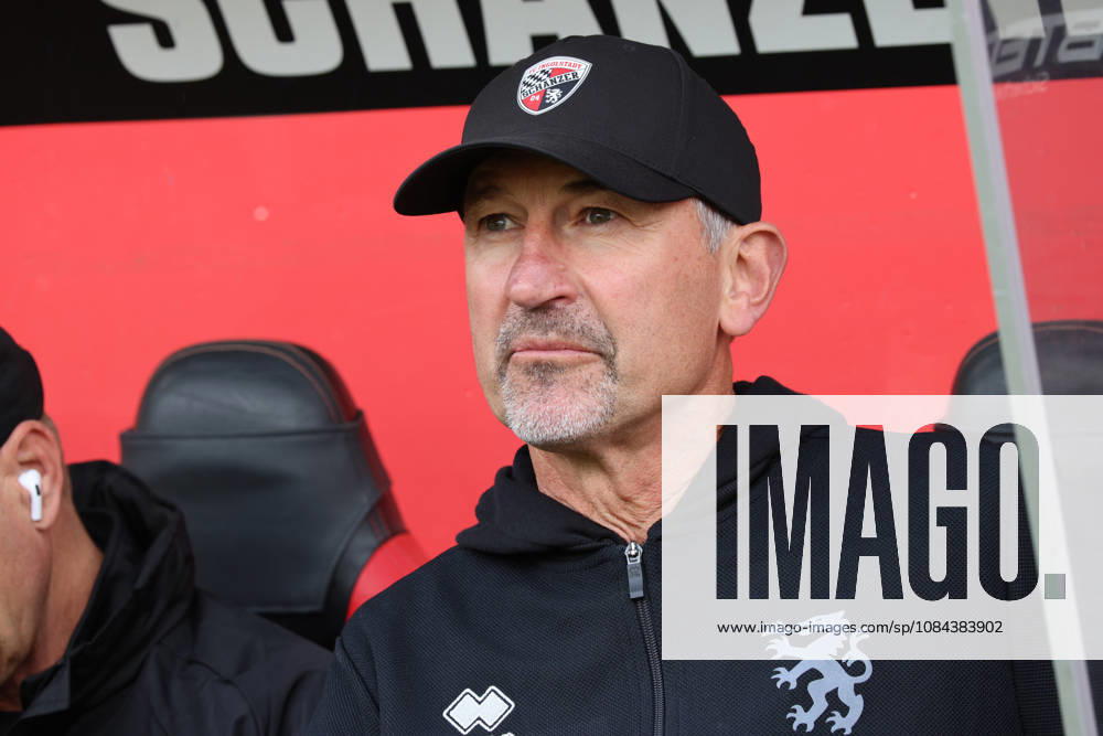 Heute erster Spieltag für Trainer Achim Beierlorzer (Cheftrainer FC Ingolstadt 04) beim Spiel FC Ingolstadt 04 gegen SV Wehen Wiesbaden am 11.10.2026, DFB regulations prohibit any use of photographs as image sequences and or quasi-video. GER, Fussball, 3. Liga, Spieltag 8, FC Ingolstadt 04 gegen SV Wehen Wiesbaden, 11.10.2026, Audi Sportpark Ingolstadt