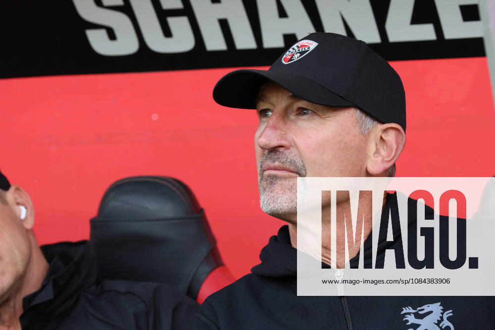 Heute erster Spieltag für Trainer Achim Beierlorzer (Cheftrainer FC Ingolstadt 04) beim Spiel FC Ingolstadt 04 gegen SV Wehen Wiesbaden am 11.10.2026, DFB regulations prohibit any use of photographs as image sequences and or quasi-video. GER, Fussball, 3. Liga, Spieltag 8, FC Ingolstadt 04 gegen SV Wehen Wiesbaden, 11.10.2026, Audi Sportpark Ingolstadt