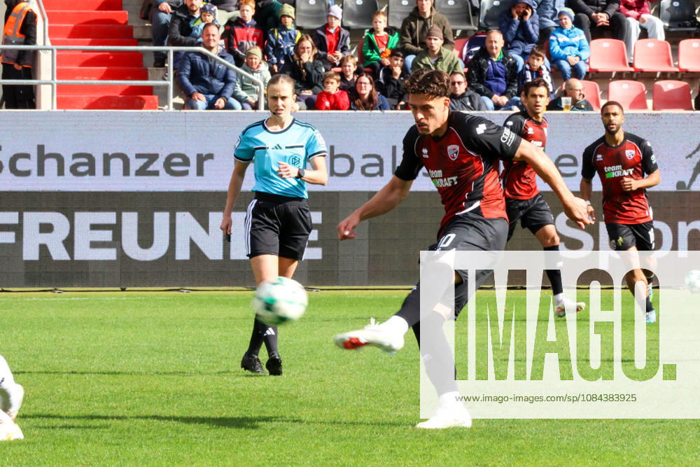 Dennis Kaygin (FC Ingolstadt 04, Nr.10) am Ball beim Spiel FC Ingolstadt 04 gegen SV Wehen Wiesbaden am 11.10.2026, DFB regulations prohibit any use of photographs as image sequences and or quasi-video. GER, Fussball, 3. Liga, Spieltag 8, FC Ingolstadt 04 gegen SV Wehen Wiesbaden, 11.10.2026, Audi Sportpark Ingolstadt